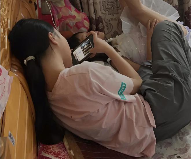 专家建议15岁下禁用手机看那脾气暴躁玩游戏的娃真该管管了！(图2)
