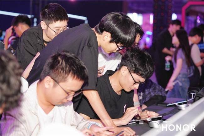 荣耀平板GT燃爆上海游戏嘉年华共鉴ACL总决赛荣耀时刻！(图1)