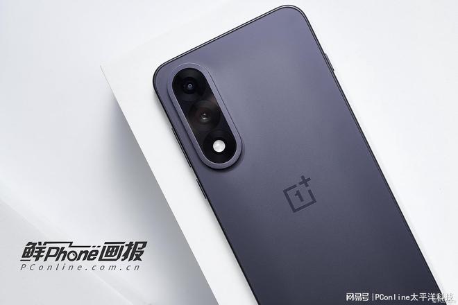谁能拒绝高颜值游戏手机？一加 Ace 5 至尊版简洁超有料！(图2)