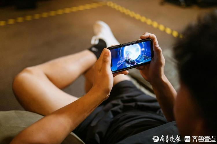 清一色坐路边刷手机上万元的海外研学成了“到此一游”？(图1)