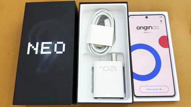 红白机造型充满游戏元素这款国产智能手机团战更流畅(图1)