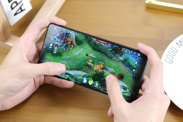 评测：手游版LOL《最萌英雄》让你单手撸到爽