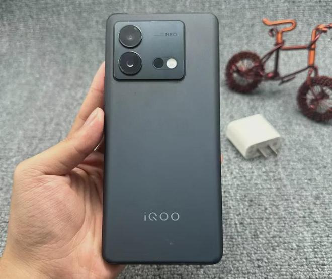 带独显的骁龙8+游戏手机144Hz高刷直屏二手860块(图3)