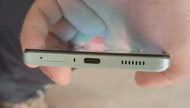 带独显的骁龙8+游戏手机144Hz高刷直屏二手860块(图5)