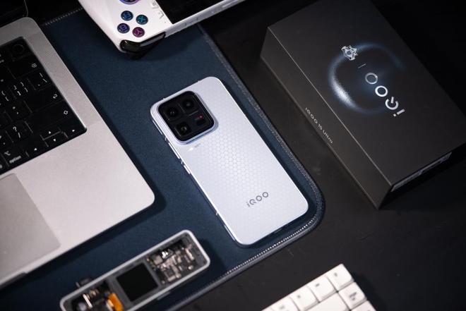 iQOO 15 Ultra评测：当下手机游戏玩家的不二之选(图1)